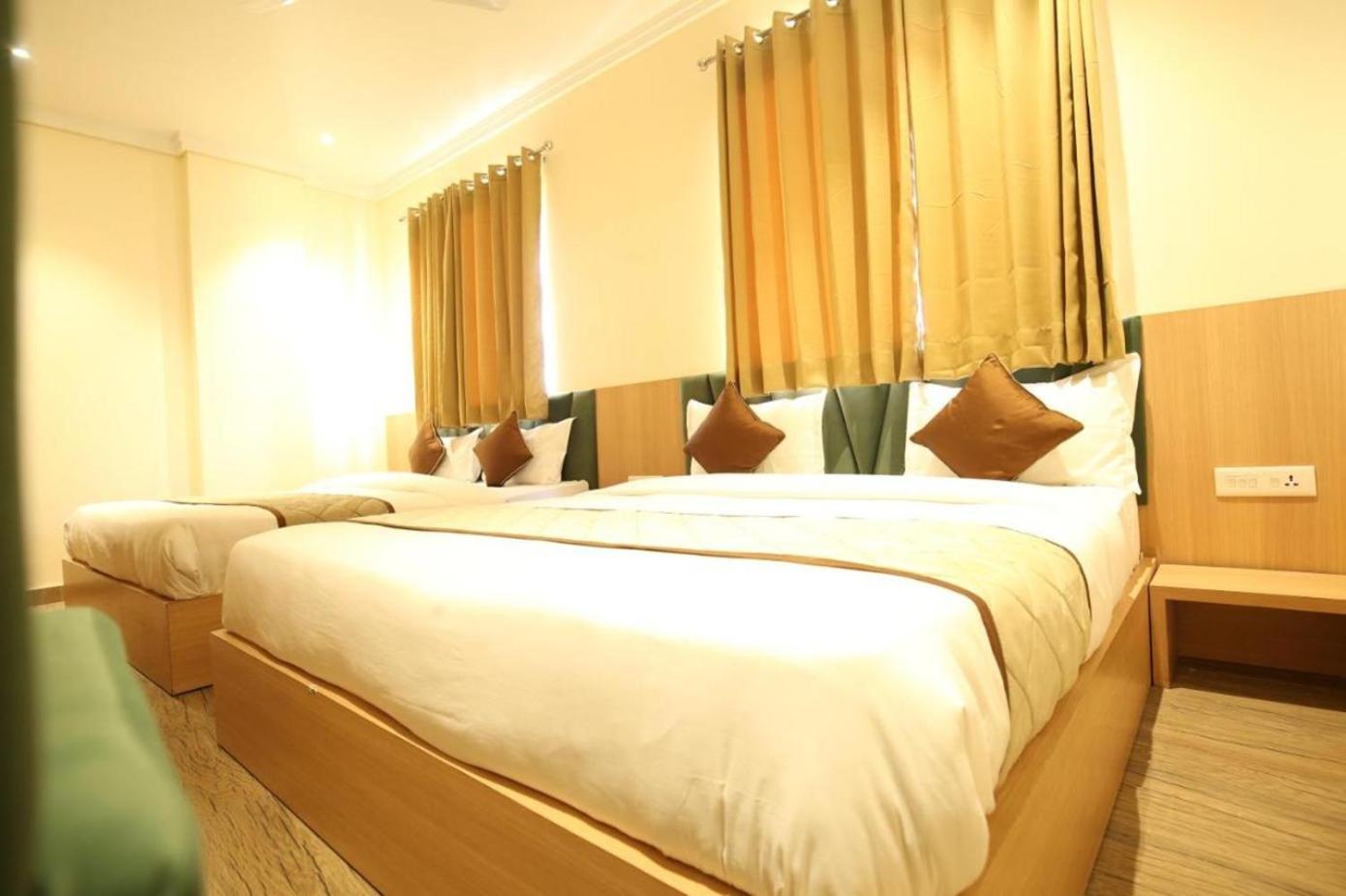 Nayyar Regency Near Bus Stand Hotel 3*